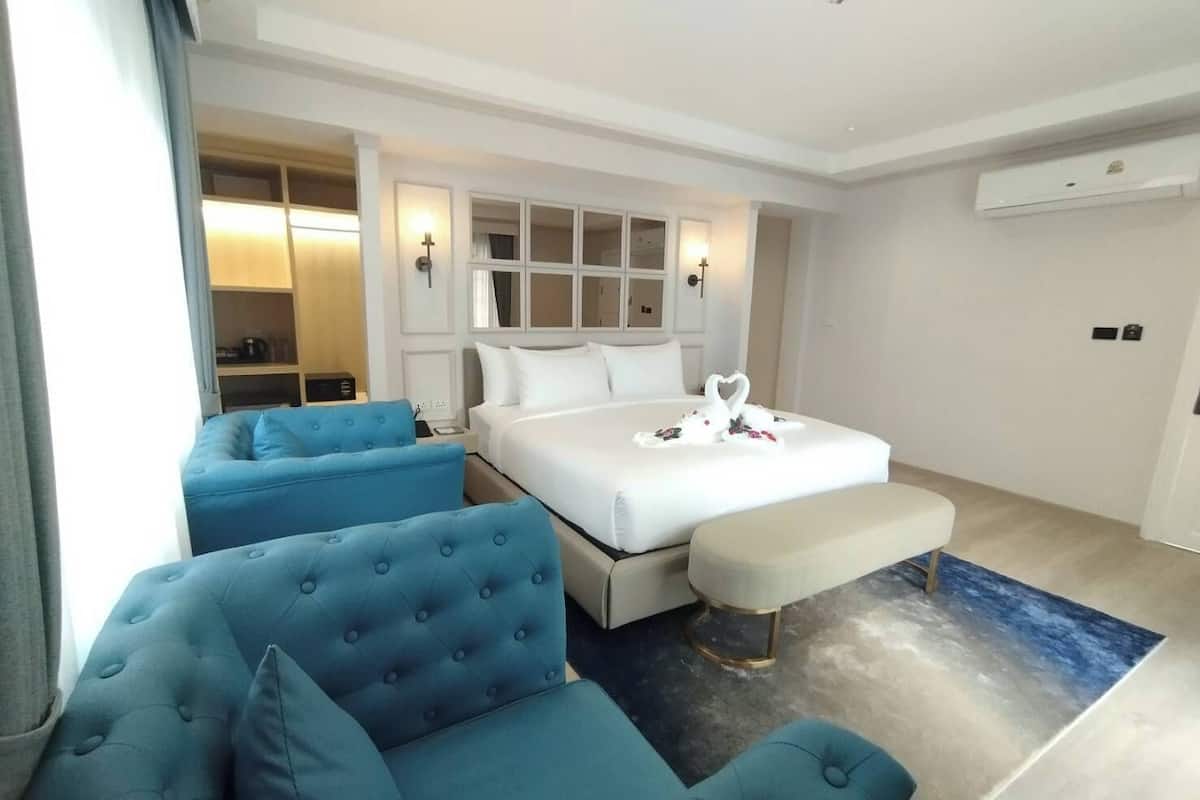 Grand Double Room, Non Smoking | In-room safe, desk, blackout curtains, free WiFi