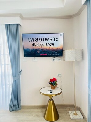 Premier Double Room, Non Smoking | Peti besi dalam bilik, meja, langsir/tirai gelap terus, Wi-fi percuma