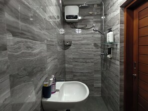 Douche, douche à « effet pluie », articles de toilette gratuits
