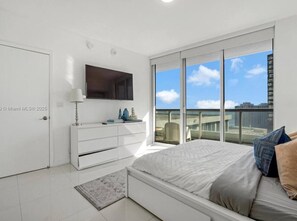 Una scrivania, ferro/asse da stiro, Wi-Fi