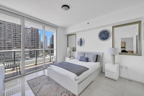 2 habitaciones, tabla de planchar con plancha y cuna de viaje