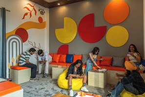 Game room - The Social Stays Bir (Bir)