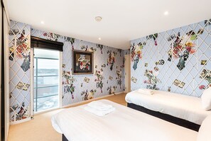 2 bedrooms, desk, Internet