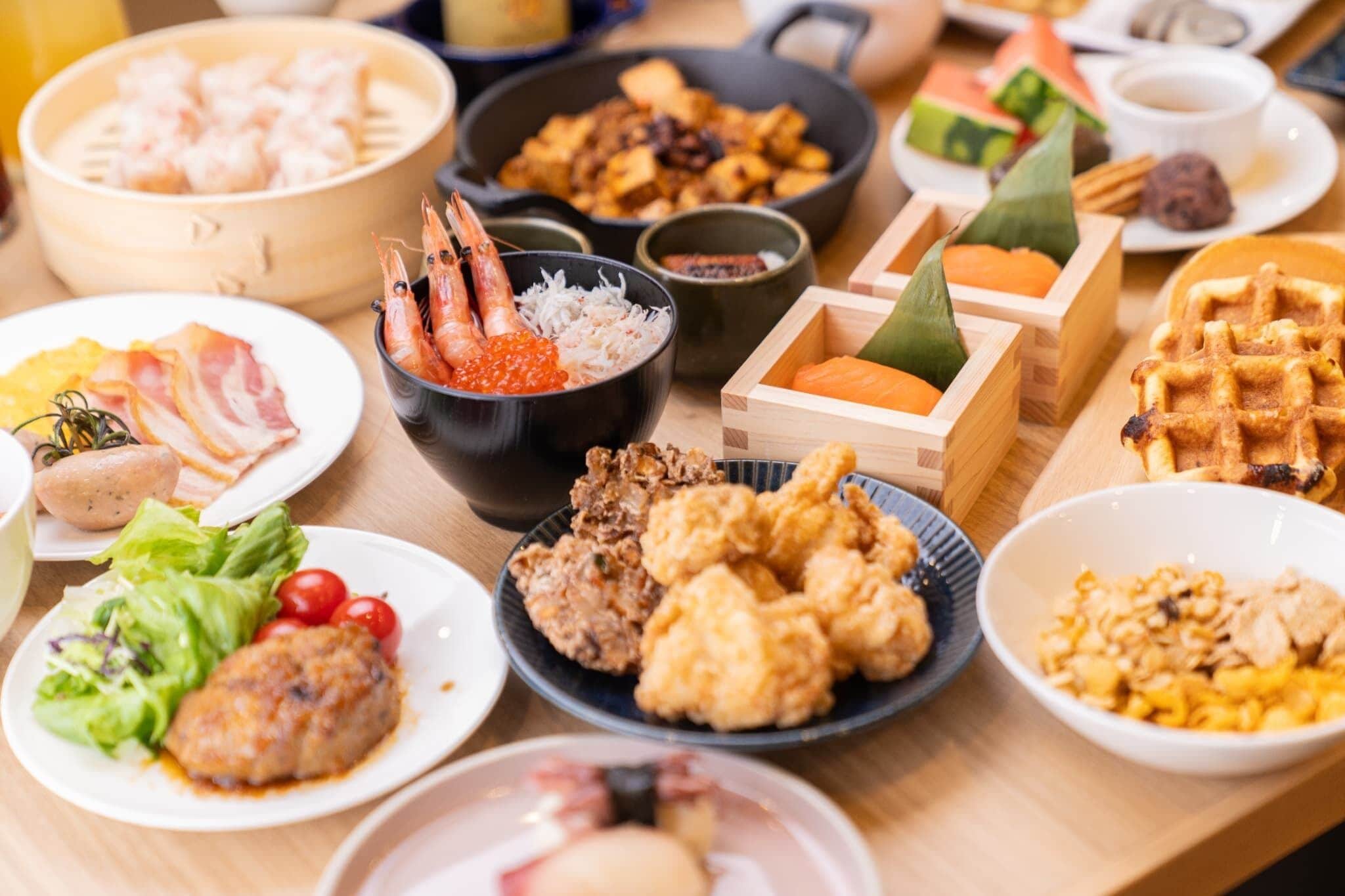 Daily buffet breakfast (JPY 2800 per person)