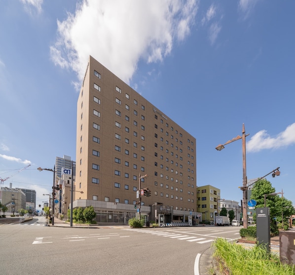A modern hotel building with a flat facade and numerous windows. - Hotel Enoe Toyama (Toyama)
