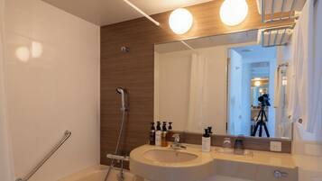 Combined shower/tub, hair dryer, towels, shampoo