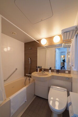 Combined shower/tub, hair dryer, towels, shampoo - Hotel Enoe Toyama (Toyama)