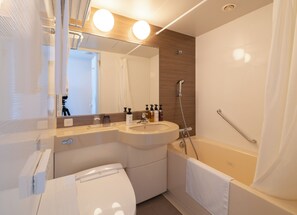 Kombinert dusj/badekar, hårføner, håndklær og sjampo