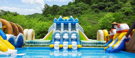 Een binnenzwembad en een seizoensgebonden buitenzwembad