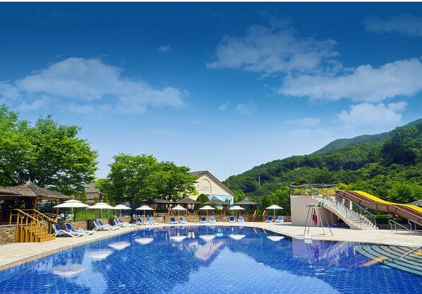 Innenpool, Außenpool (je nach Saison geöffnet)
