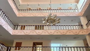 Lobby sitting area - Hotel Uday Palace (Chamoli)