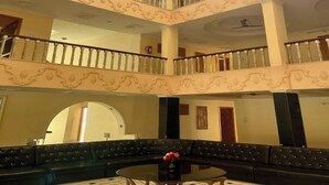 Lobby sitting area - Hotel Uday Palace (Chamoli)