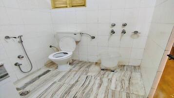 Family Room | Bathroom | Shower, towels, soap, shampoo