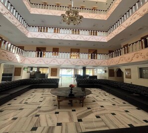 Lobby sitting area - Hotel Uday Palace (Chamoli)