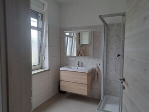 Douche, sèche-cheveux, serviettes fournies, savon