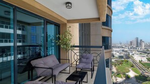Ein Balkon mit moderner Möbel, Blick auf die Stadt, und der Text "LUX HOLIDAY HOME DUBAI".