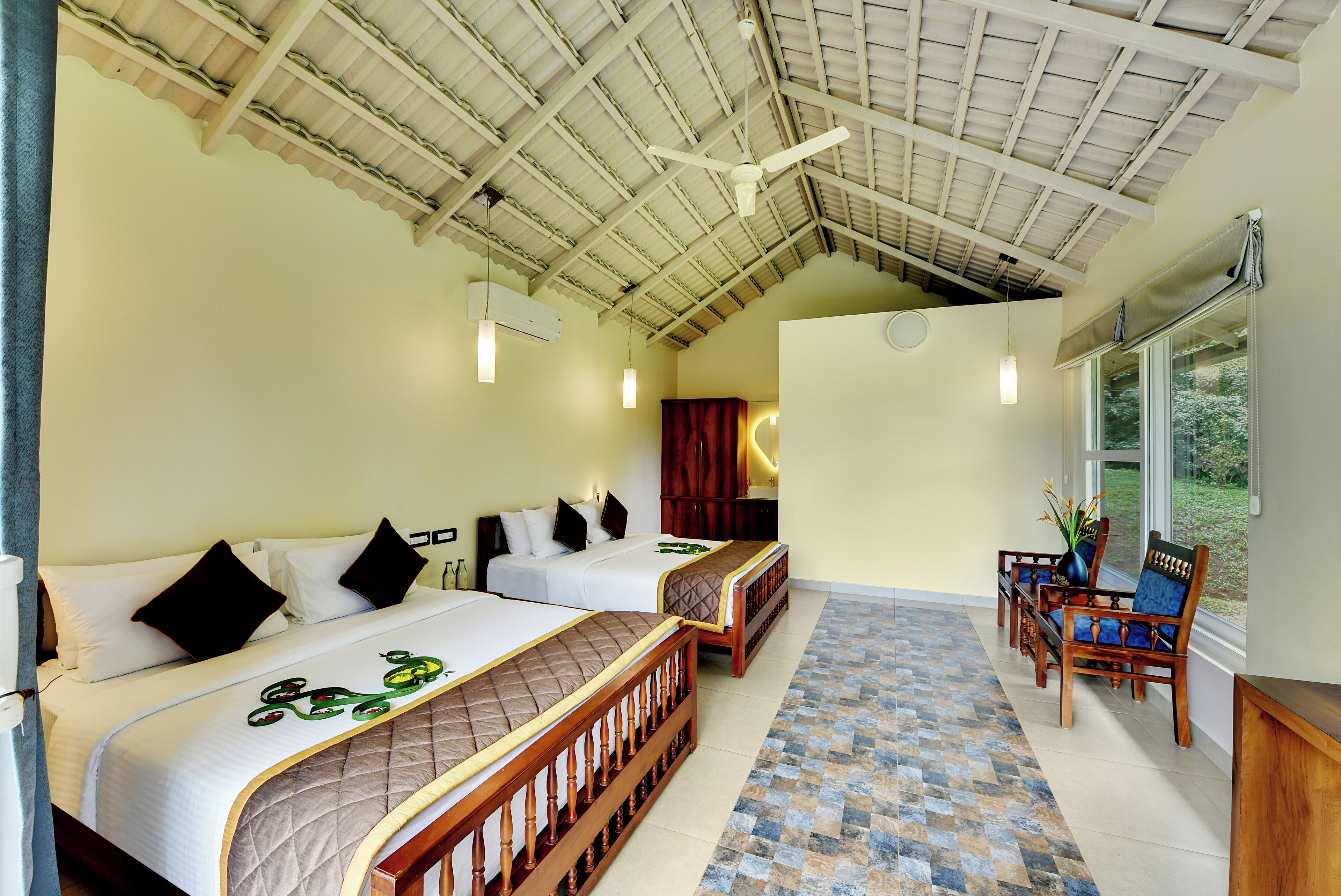 Dubbelrum för familj - utsikt mot poolen | Värdeförvaringsskåp på rummet och mörkläggningsgardiner