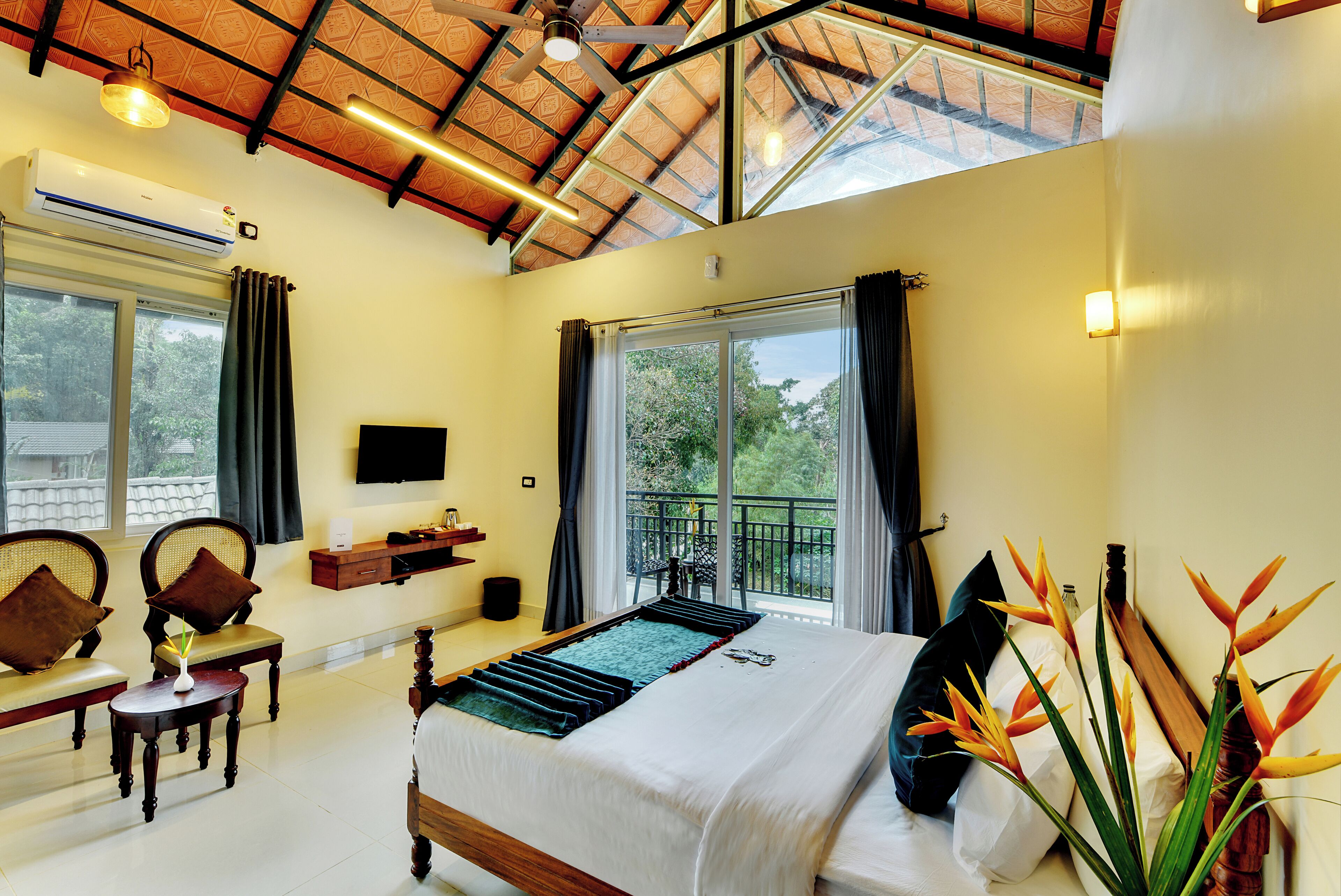 Deluxe Double Room, Non Smoking | In-room safe, blackout drapes, iron/ironing board