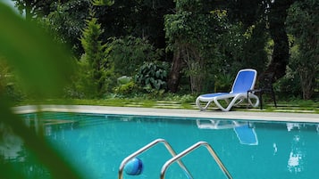 Una piscina cubierta, una piscina al aire libre