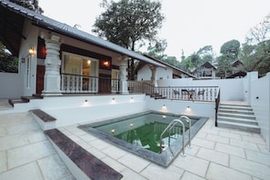 Outdoor pool - Vishmaa Resort (Madikeri)
