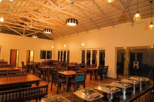 每日供应自助式早餐（每人 INR 300）