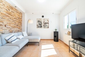 TV - Holiday Home 'Casa de Tina' with Private Pool, Wi-Fi and Air Conditioning (Llucmajor)