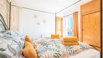 4 bedrooms, WiFi, bed sheets
