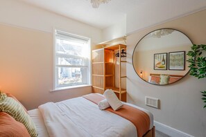1 bedroom, iron/ironing board, free WiFi, bed sheets - Georgia Suite | Stylish 1BR • Sleeps 4 • Wifi (Vale of Glamorgan)