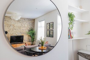 Interior - Georgia Suite | Stylish 1BR • Sleeps 4 • Wifi (Vale of Glamorgan)