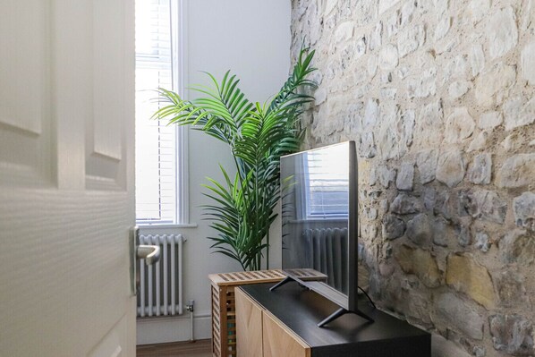 Interior - Georgia Suite | Stylish 1BR • Sleeps 4 • Wifi (Vale of Glamorgan)