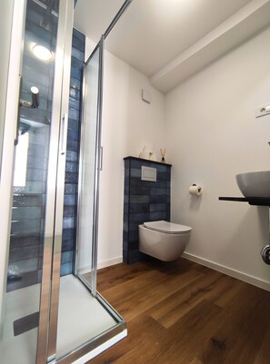 Suihku, hiustenkuivaaja, pyyhkeet, vessapaperi