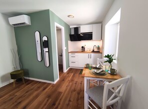 Refrigerador, microondas, placa de cocina, cafetera/tetera