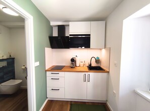 Réfrigérateur, micro-ondes, plaque de cuisson, cafetière/bouilloire