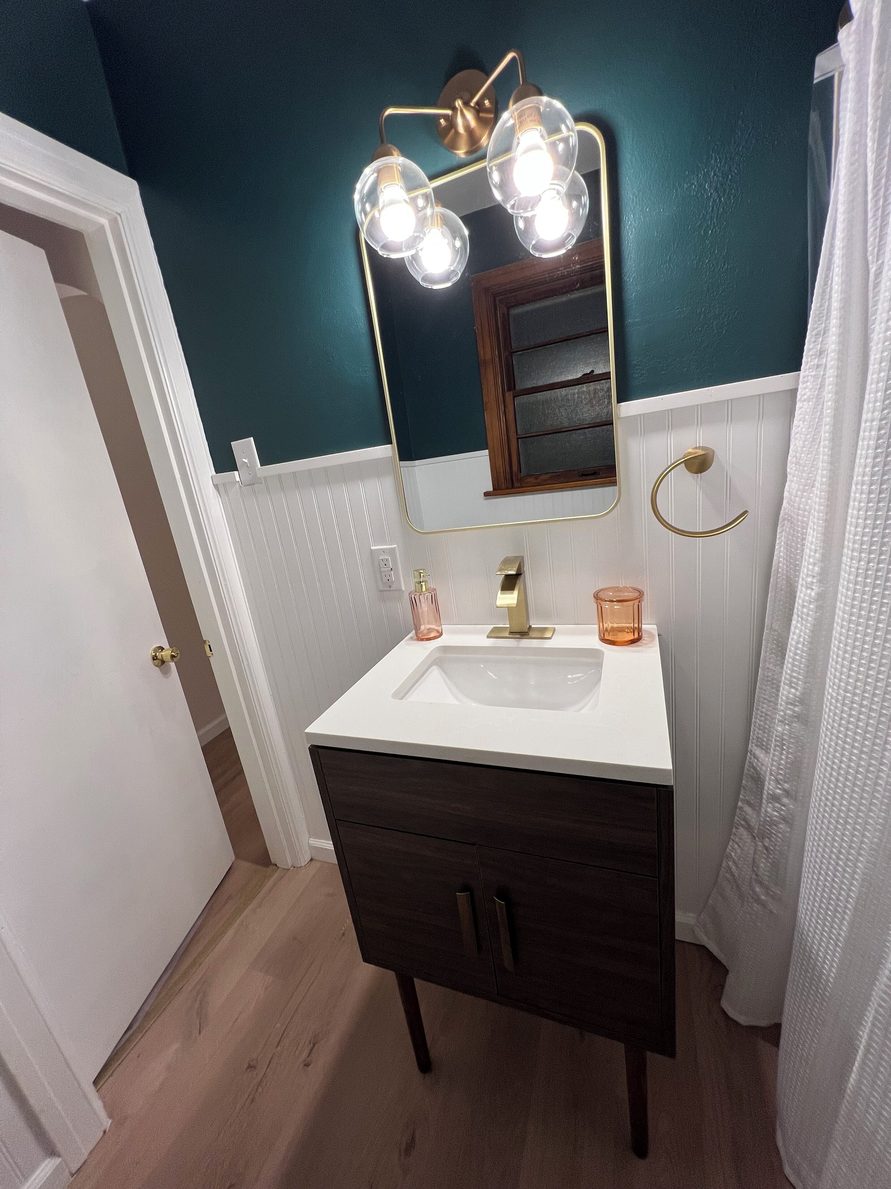 Séchoir à cheveux, serviettes fournies, savon, shampooing