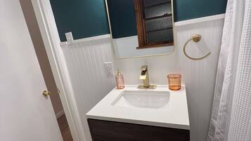 Séchoir à cheveux, serviettes fournies, savon, shampooing