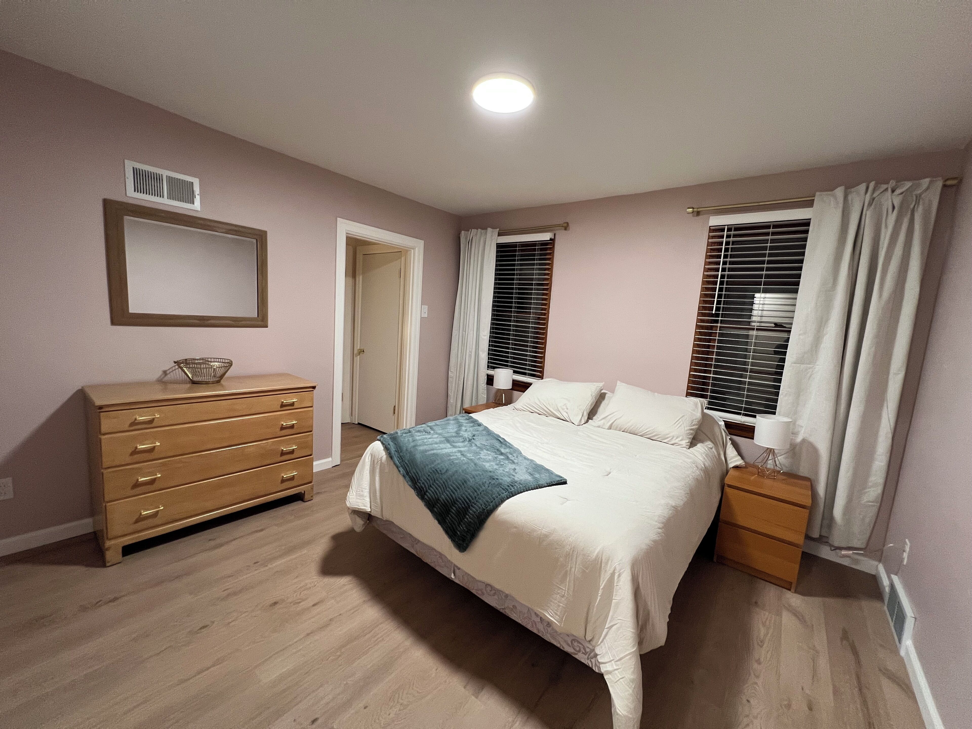 2 habitaciones, escritorio, tabla de planchar con plancha y wifi gratis 