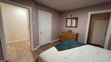 2 chambres, bureau, fer et planche à repasser, accès au Wi-Fi (inclus)