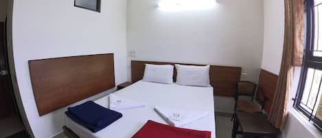 Habitación clásica con 1 cama doble o 2 individuales | Escritorio, espacio para trabajar con un portátil, wifi gratis