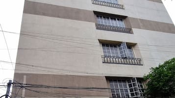 Vista frontal de la propiedad