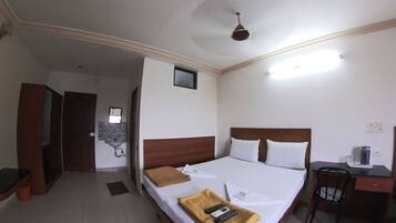 Deluxe Double Room | Meja, ruang kerja komputer riba, Wi-fi percuma