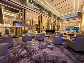 2 bars/lounges