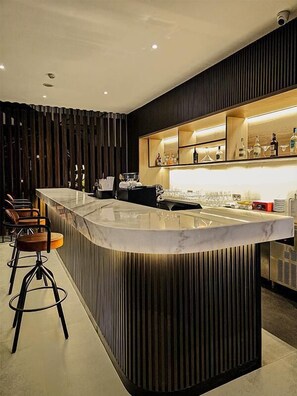 2 bars/lounges