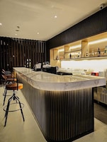 2 bars/lounges
