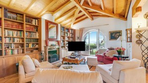 Family Villa, 4 Bedrooms, Fireplace, Mountainside (Villa Tre Pini Garden Escape) | Living area | Smart TV - Villa Tre Pini Garden Escape (Lugano)