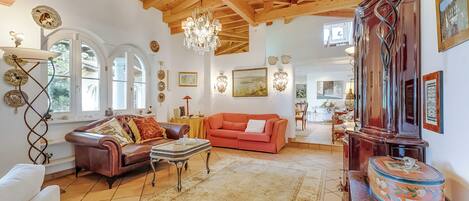 Villa familiale, plusieurs chambres, cÎté montagne (Villa Tre Pini) | Aire de séjour | Téléviseur connecté de 21 po avec télévision par satellite, foyer