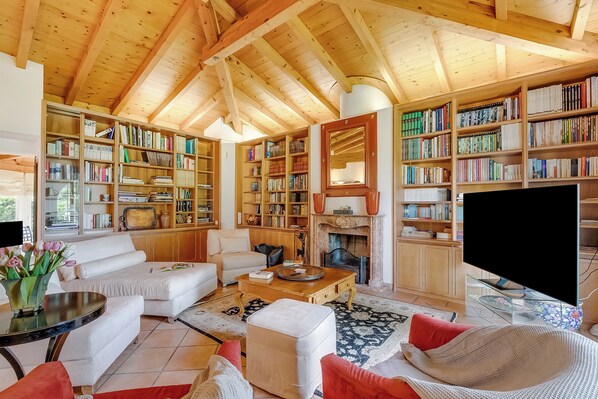 Family Villa, 4 Bedrooms, Mountainside (Villa Tre Pini) | Living area | 21-inch Smart TV with satellite channels, fireplace