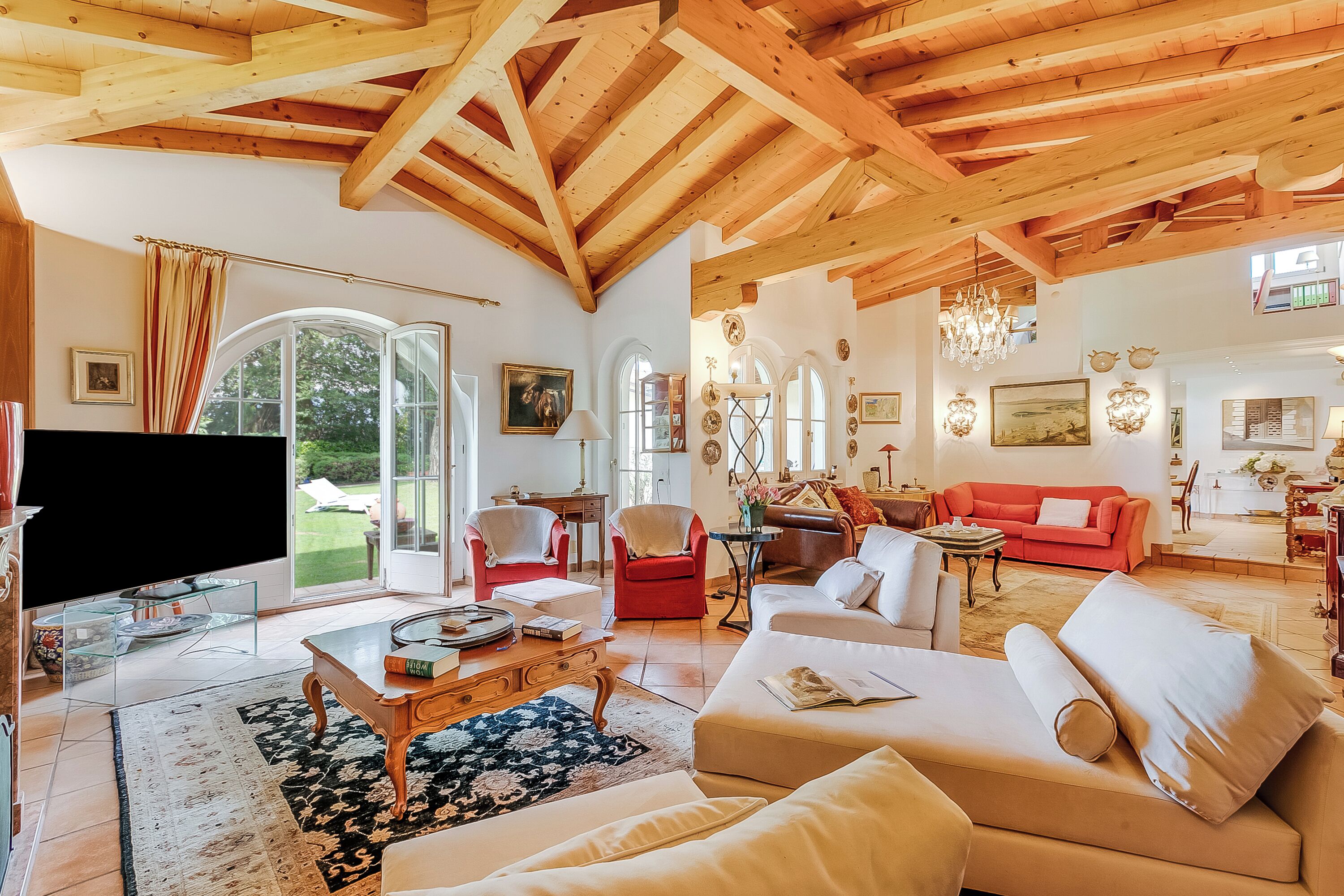 21-Zoll-Smart-TV mit Satellitenempfang, Kamin