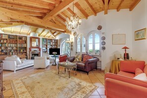 家庭別墅, 多間臥室, 山旁 (Villa Tre Pini) | 客廳 | 21 吋智能電視連衛星電視頻道、壁爐