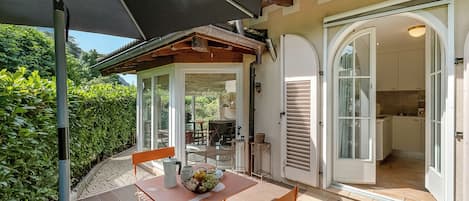 Villa familiar, varias habitaciones, junto a la montaña (Villa Tre Pini) | Restaurante al aire libre