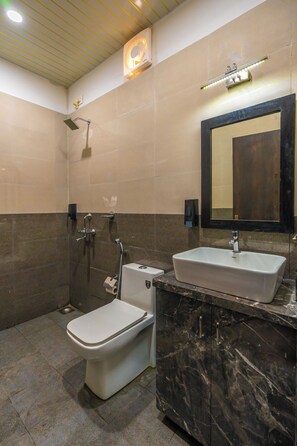 Deluxe Double Room | Bathroom